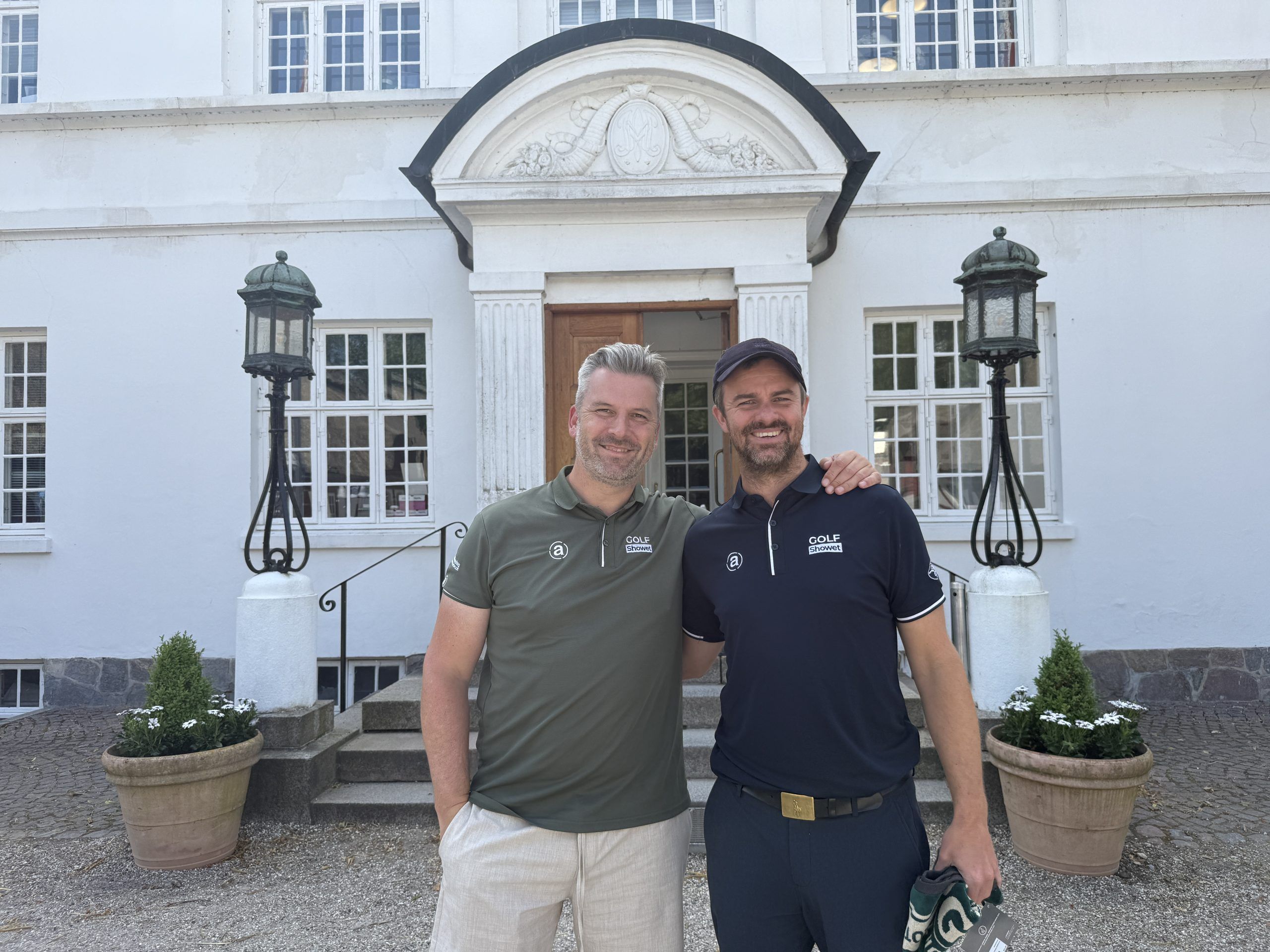 Søren Amstrup og Andreas Hartø foran klubhuset